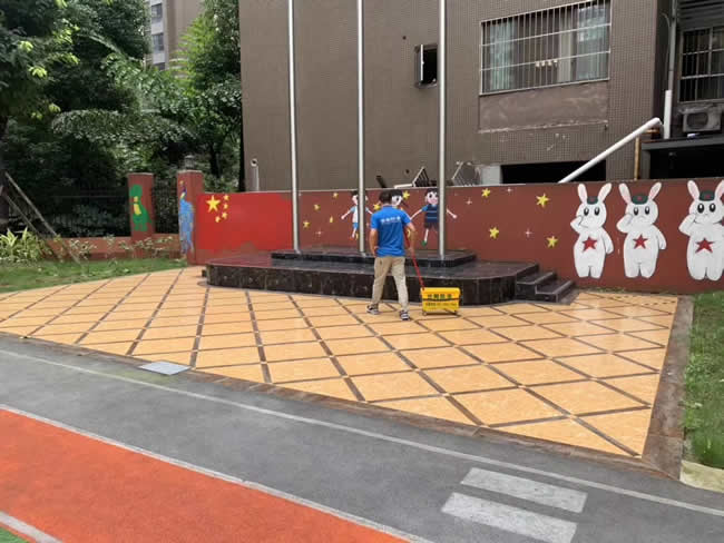 四川宜宾市《宜宾香港伟才国际教育集团》伟才幼儿园全院地面防滑施工