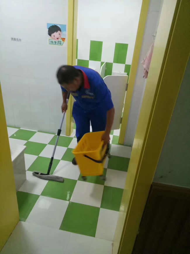 贵州遵义仁怀市实验幼儿园18间厕所进行防滑处理