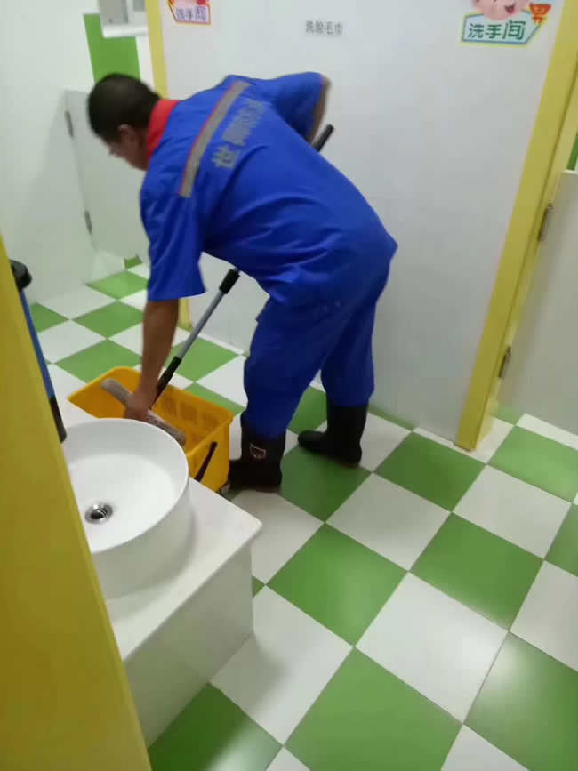 贵州遵义仁怀市实验幼儿园18间厕所进行防滑处理