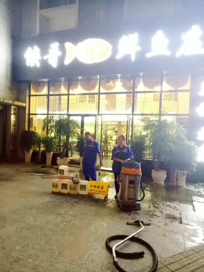 贵州遵义市侠哥鲜鱼庄餐馆大厅，通道，厕所地面防滑处理