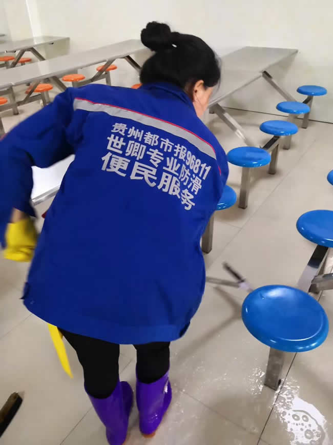 贵阳市修文县实验第二小学食堂地面防滑处理