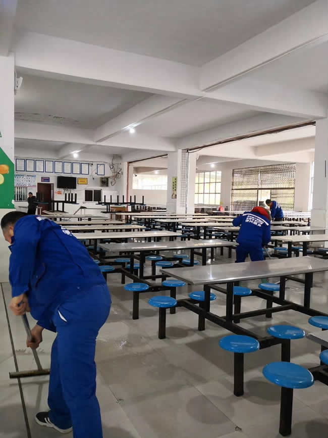 贵州遵义市湄潭协育中学食堂大厅及厨房地面防滑施工