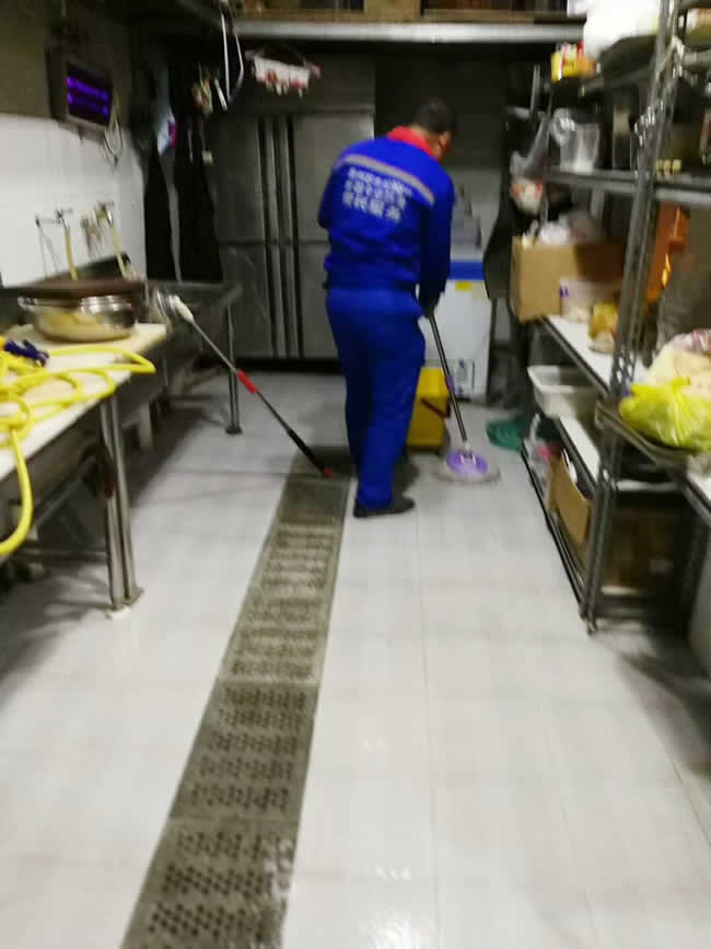 贵阳市小奇异餐馆厨房及卫生间地面防滑