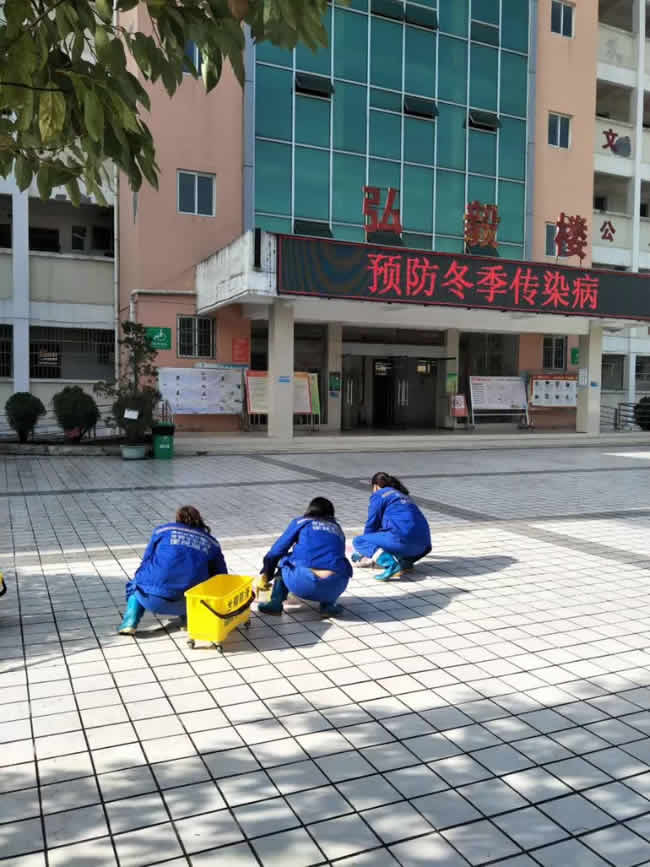 贵阳市白云区第七中学广场的地面防滑施工