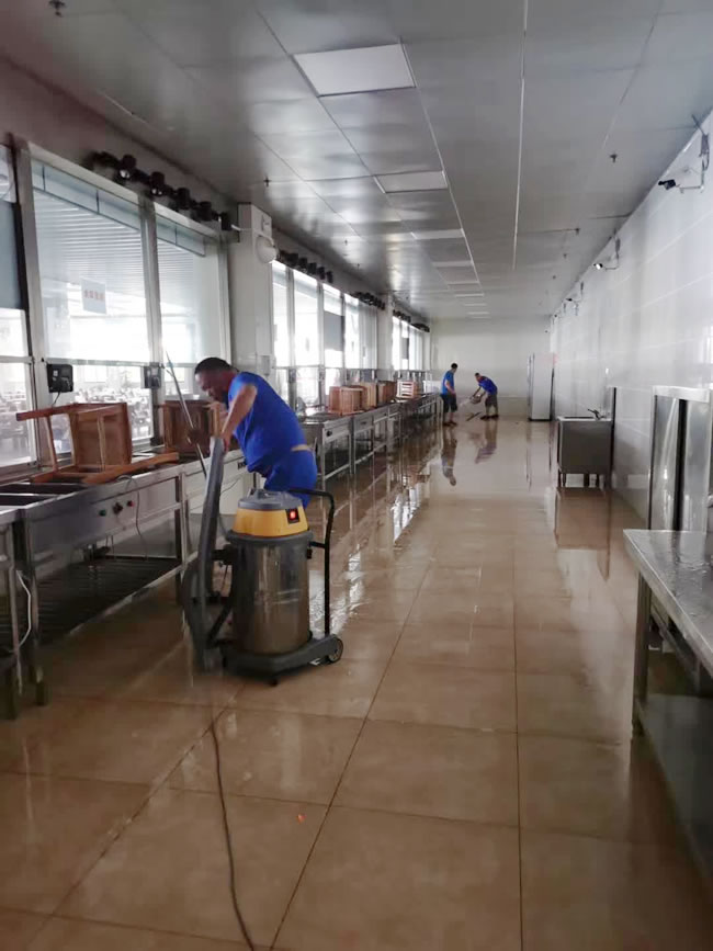 贵州贵阳市贵州民族大学人文学院第一食堂厨房地面防滑施工