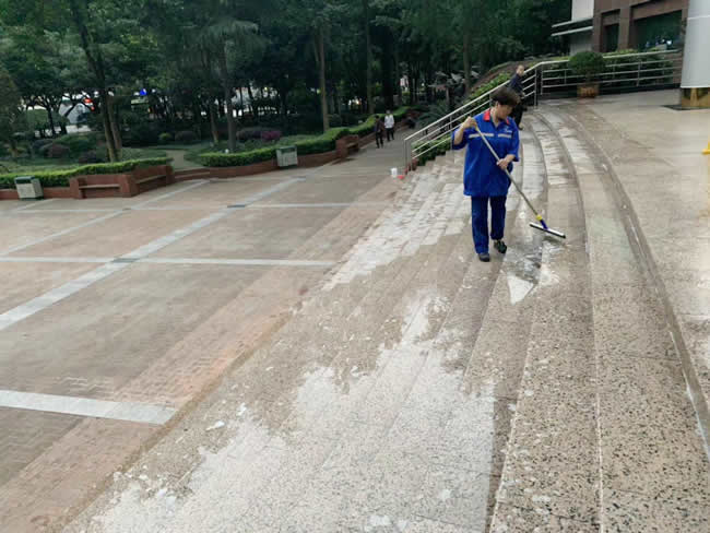 重庆市沙坪坝区人民政府正门门庭、梯坎的防滑处理