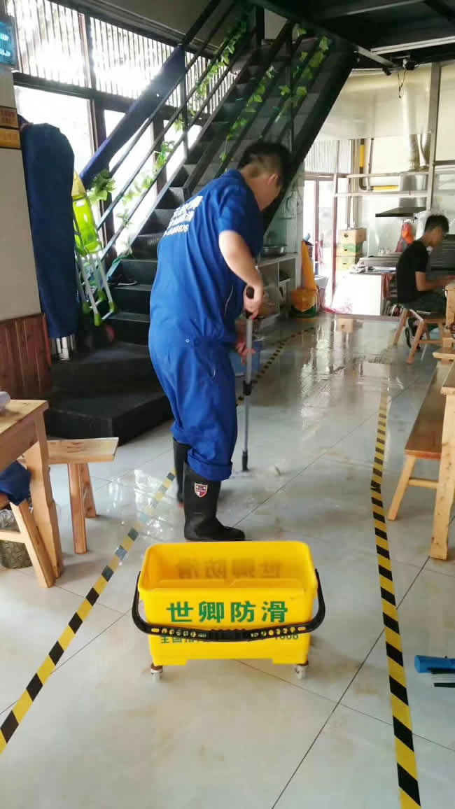 重庆市云阳县七公江湖烧烤餐厅地面防滑处理工程