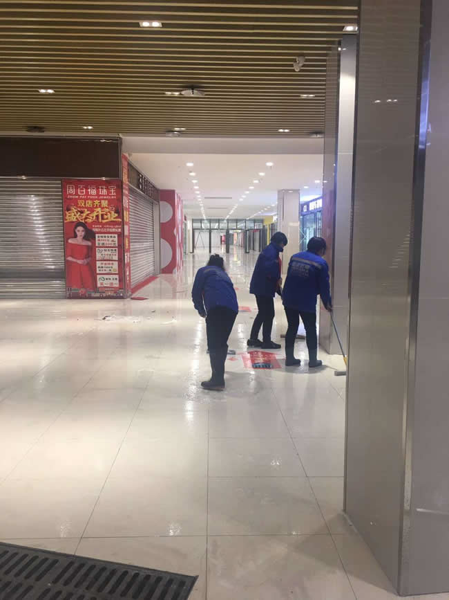 重庆市永川区重百永川商场公共区域的防滑施工