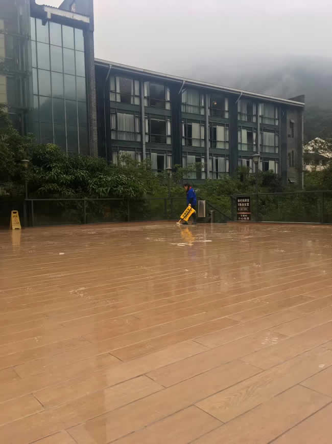 重庆市东泉镇“秀泉映月温泉花园酒店”地面防滑处理