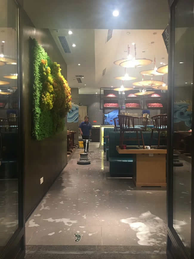 重庆市椒巷子美蛙鱼头餐厅地面湿滑处理