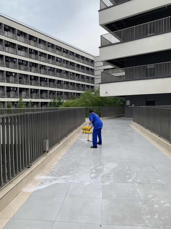 重庆市【VIVO重庆生产基地】第一期工程—连廊区域防滑施工