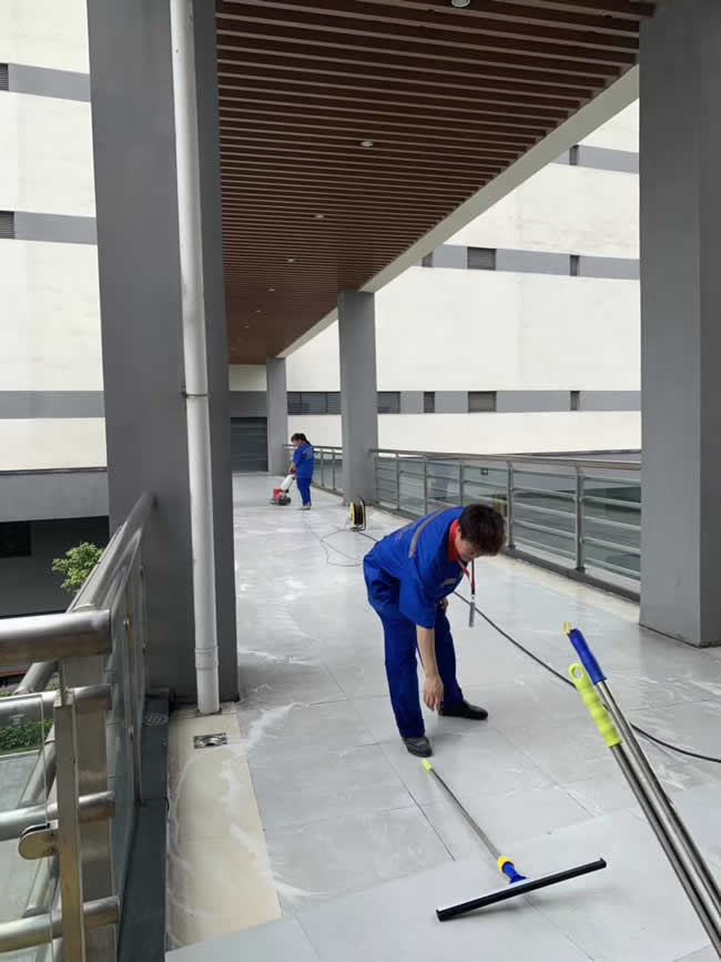 重庆市【VIVO重庆生产基地】第一期工程—连廊区域防滑施工