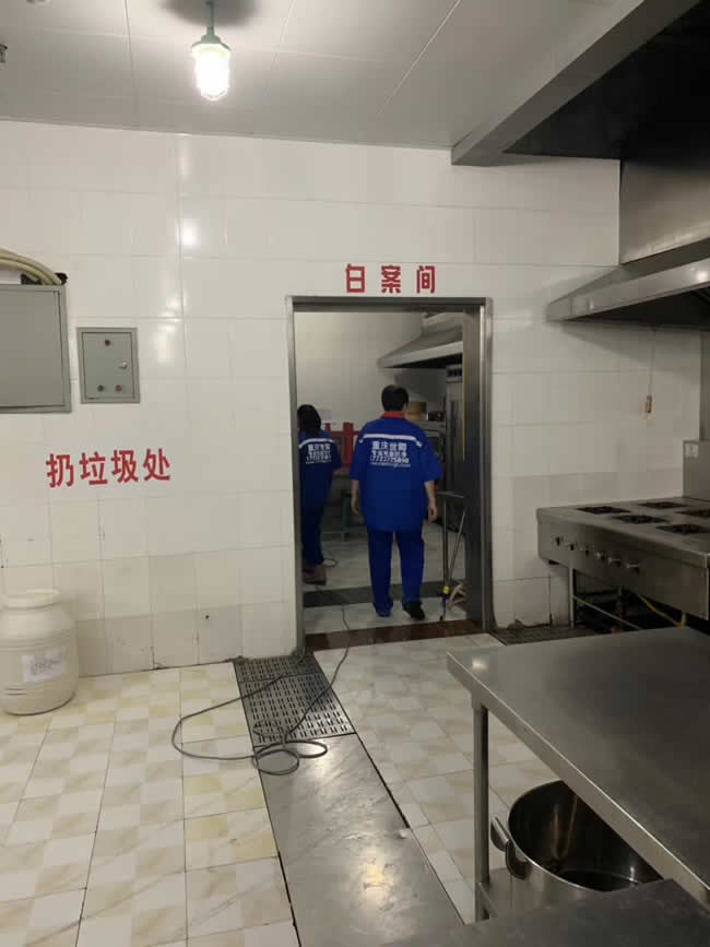 重庆市沙坪坝区级机关食堂后厨地面防滑处理