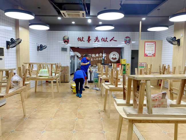 重庆市杨三孃翘脚牛肉龙湖紫都城店防滑施工
