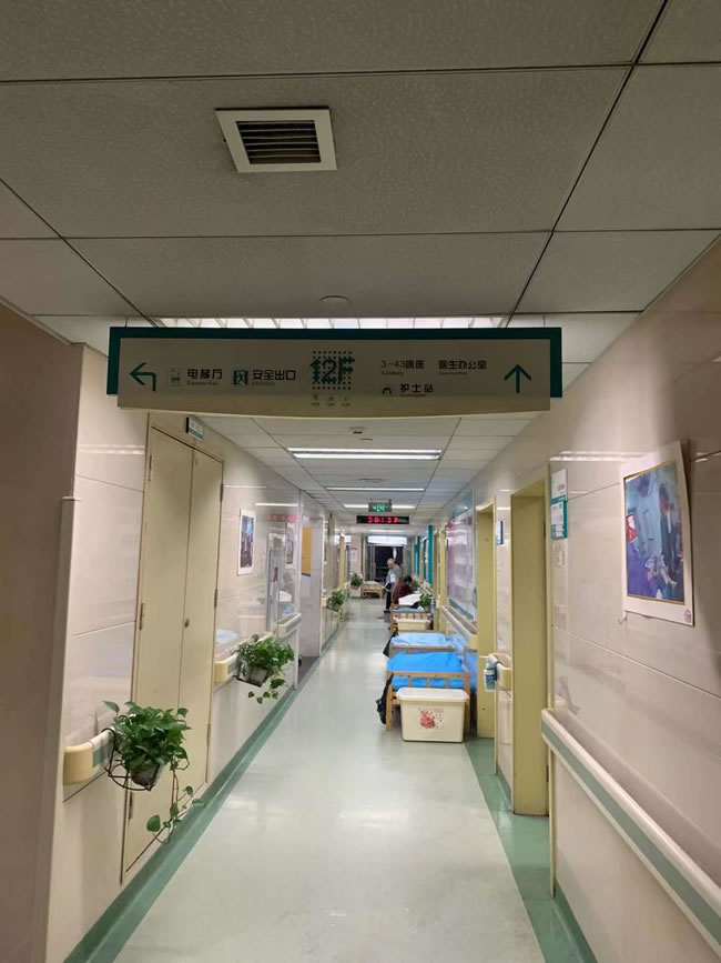 重庆市肿瘤医院外科楼6-23层外阳台防滑施工