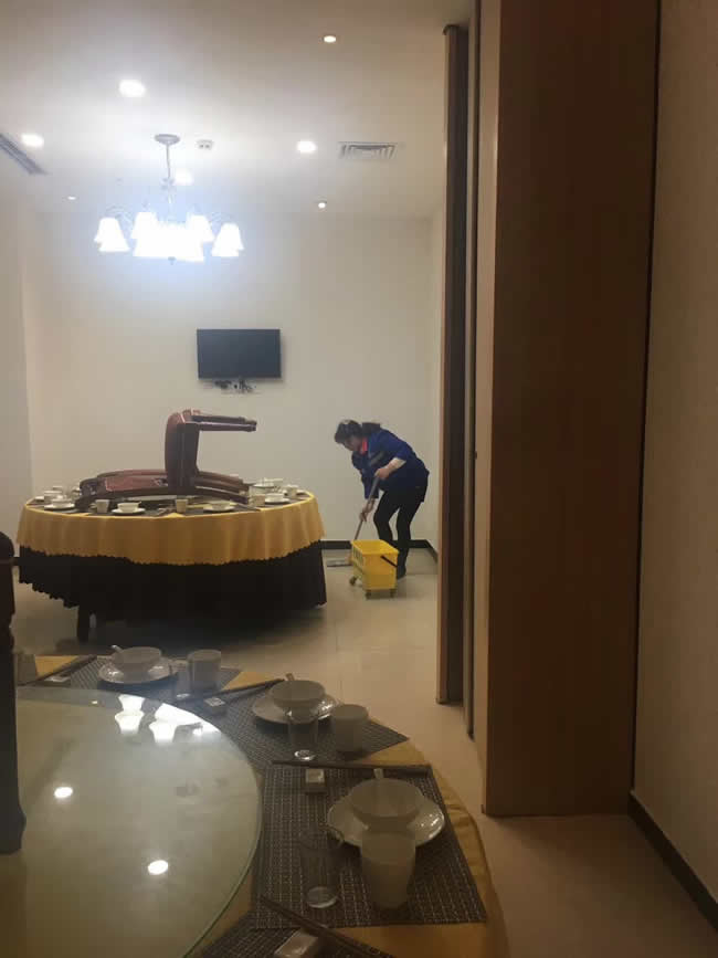 重庆市綦江区市民服务中心食堂地面防滑处理