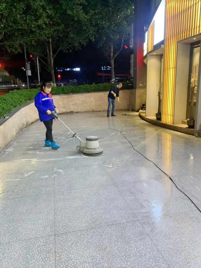 重庆市龙湖水晶郦城杨三孃跷脚牛肉餐厅地面防滑处理施工