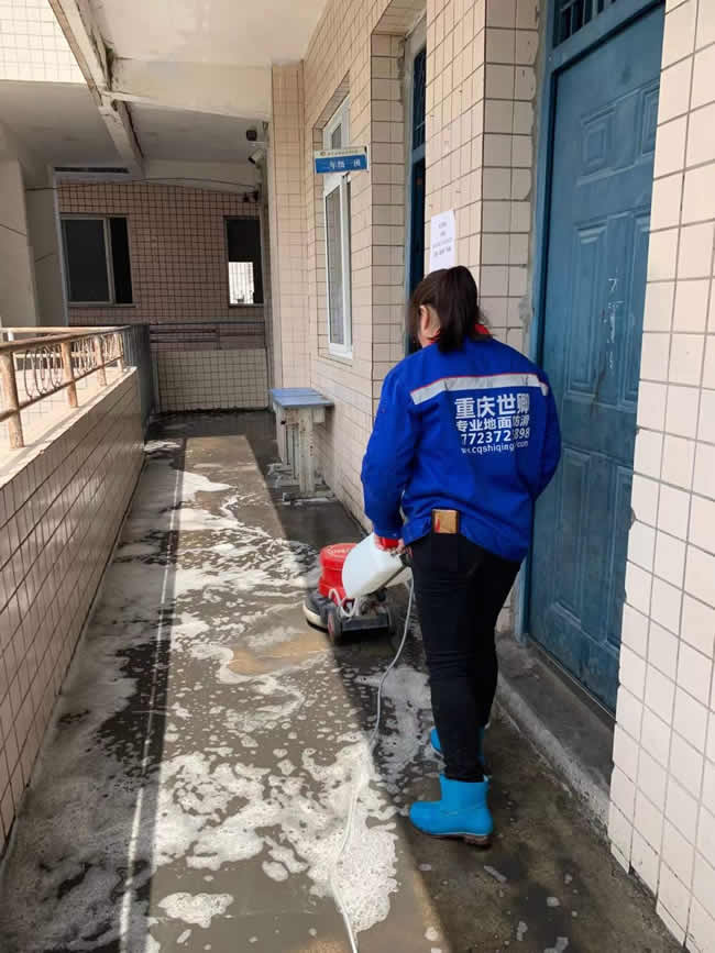 重庆市梁平区明达镇中心小学地面防滑处理