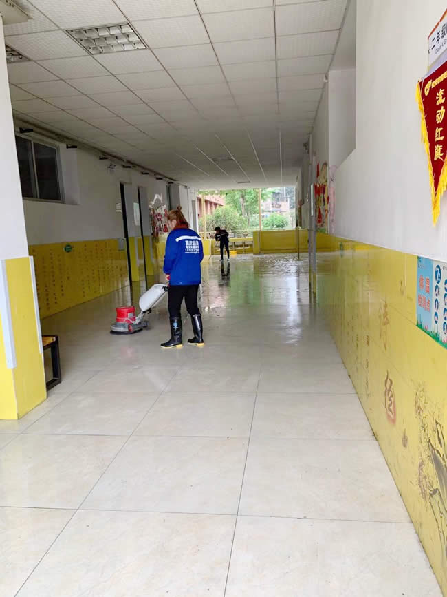 重庆市大渡口区钢城实验学校全方位防滑处理
