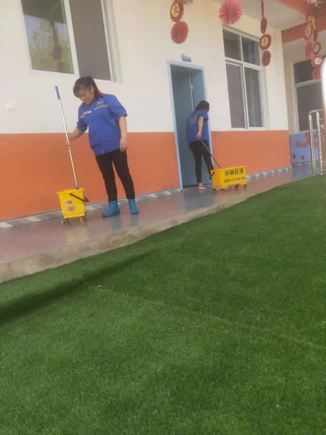 重庆市梁平区力帆光彩小学迎水幼儿园地板防滑施工