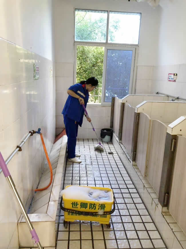 重庆市涪陵区实验小学北斗校区厕所地面防滑施工
