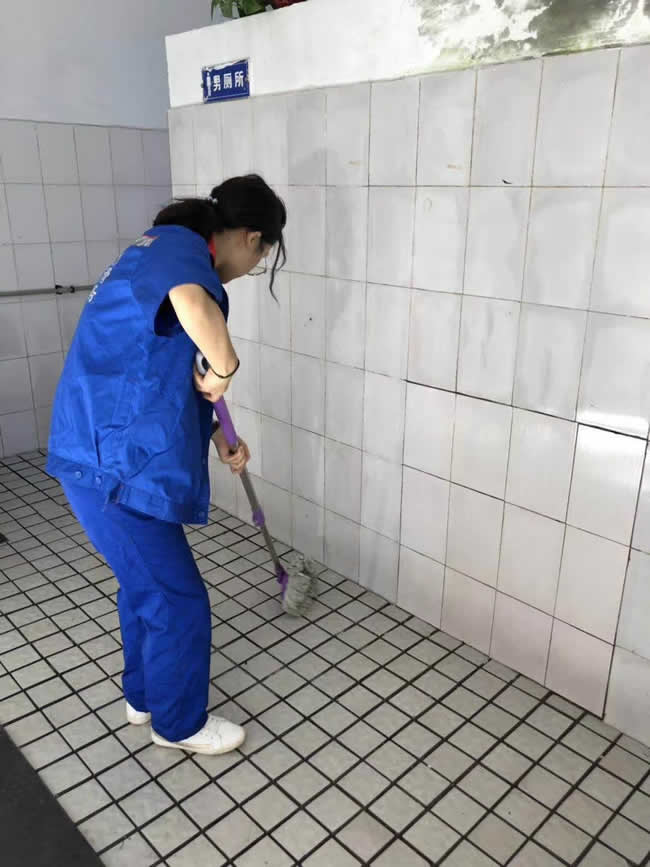 重庆市涪陵区实验小学北斗校区厕所地面防滑施工