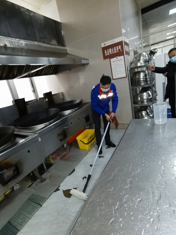 公平学校厨房瓷砖地面防滑处理